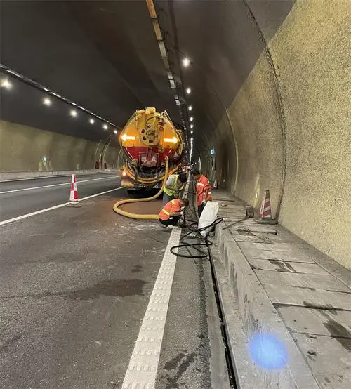 海原隧道排水渠清淤